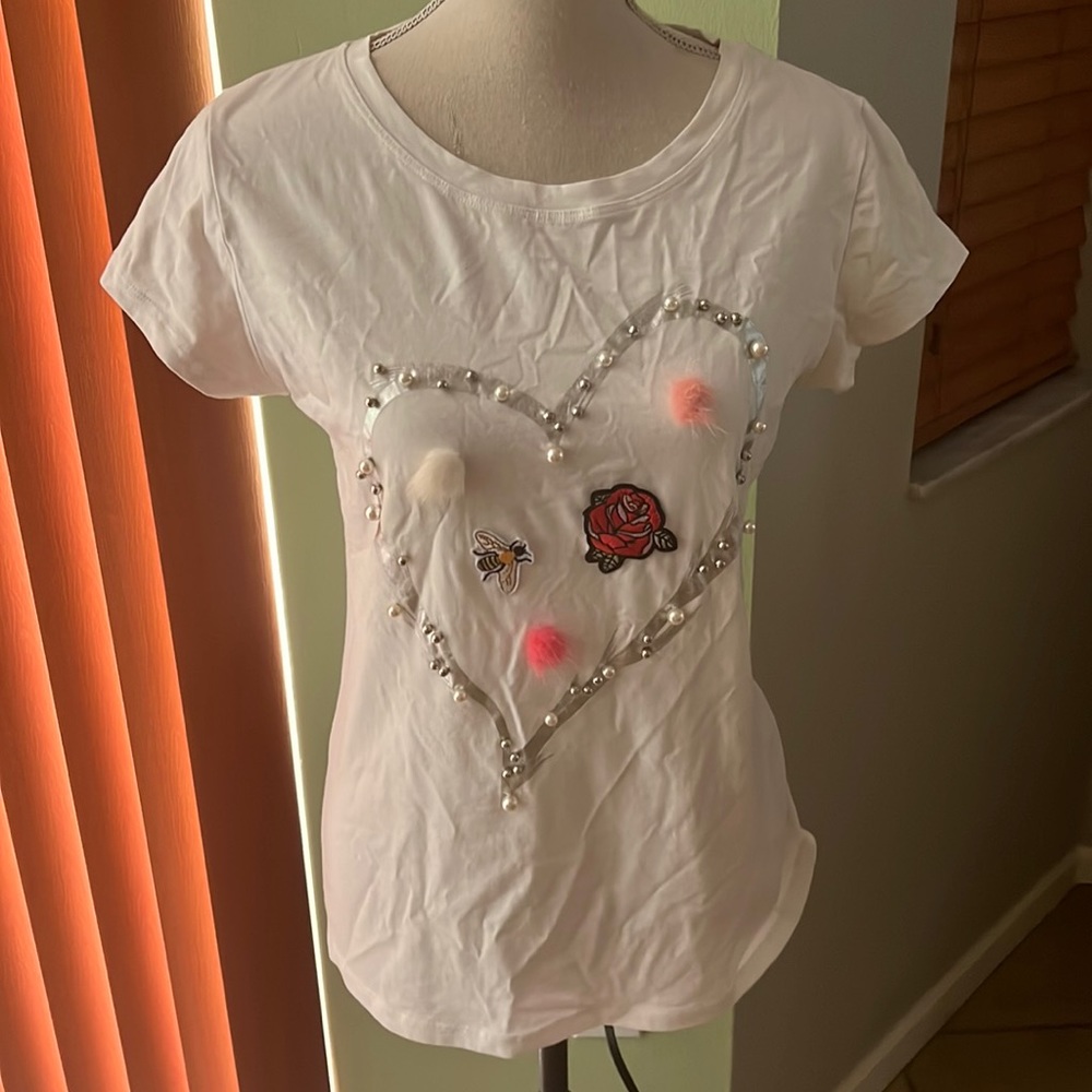 Extelle Embellished Graphic Heart Stretch Tee